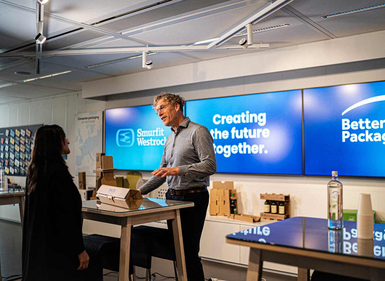 Experience centre employee